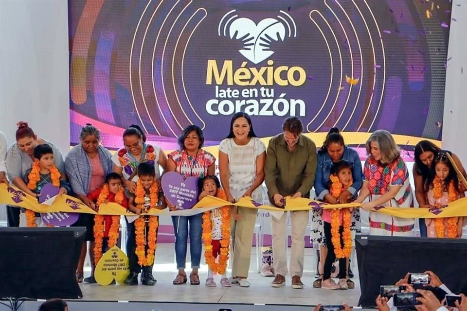 La Secretaria del Bienestar, Ariadna Montiel, y el director de Teletón, Fernando Landeros, cortaron el listón de inauguración del CRIT en Tlapa, Guerrero.