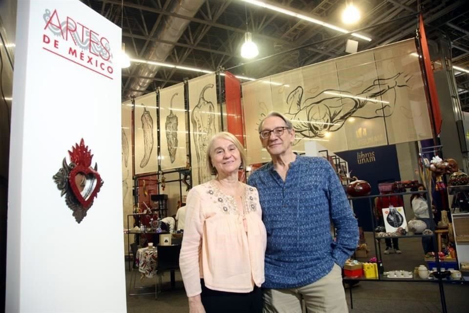 Los galardonados en el stand de Artes de México en la FIL.