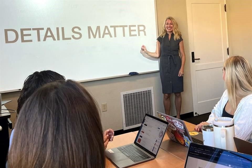 Jana Mathews, profesora de literatura medieval en Rollins College en Winter Park, Florida, durante un curso universitario de escritura.