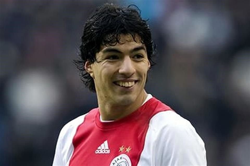 El uruguayo Luis Suárez, durante su estadía en el Ajax de Ámsterdam en 2009, se dio el lujo de romper las redes en 30 ocasiones.