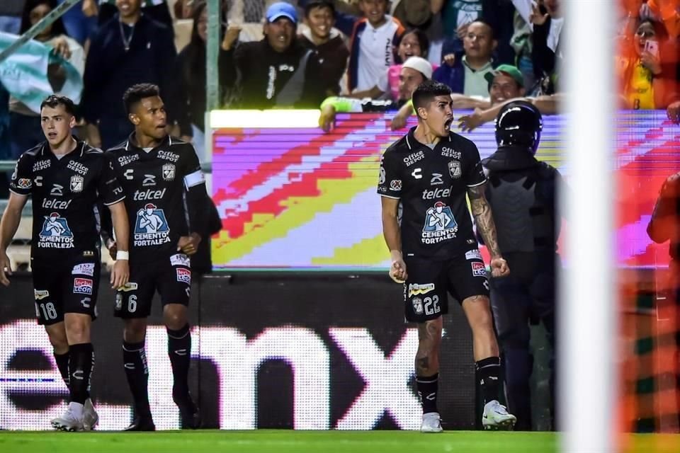 León sufrió en el tramo final del juego para vencer al Santos Laguna, quedándose con 10 elementos por la expulsión de Fidel Ambriz.