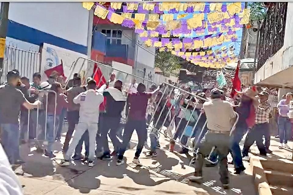 Maestros de la CNTE impidieron que AMLO inaugurara el Centro Teletón de Tlapa, Guerrero, pues bloquearon acceso principal.