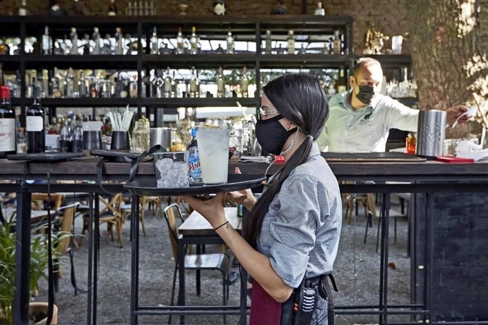 La rotación laboral de jóvenes en los restaurantes se disparó durante la pandemia por el Covid.