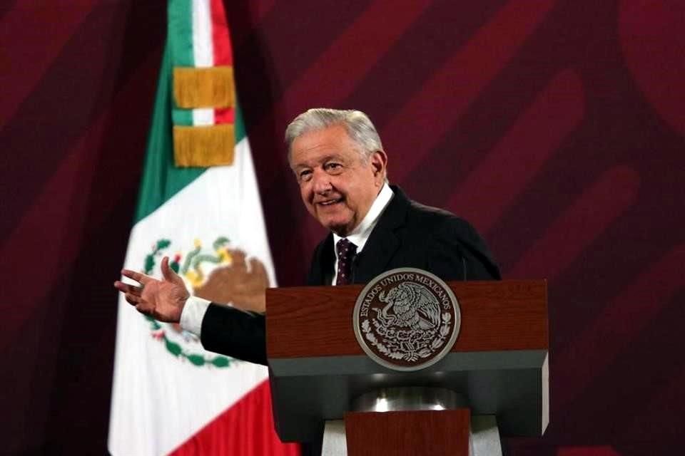 El Presidente en conferencia.