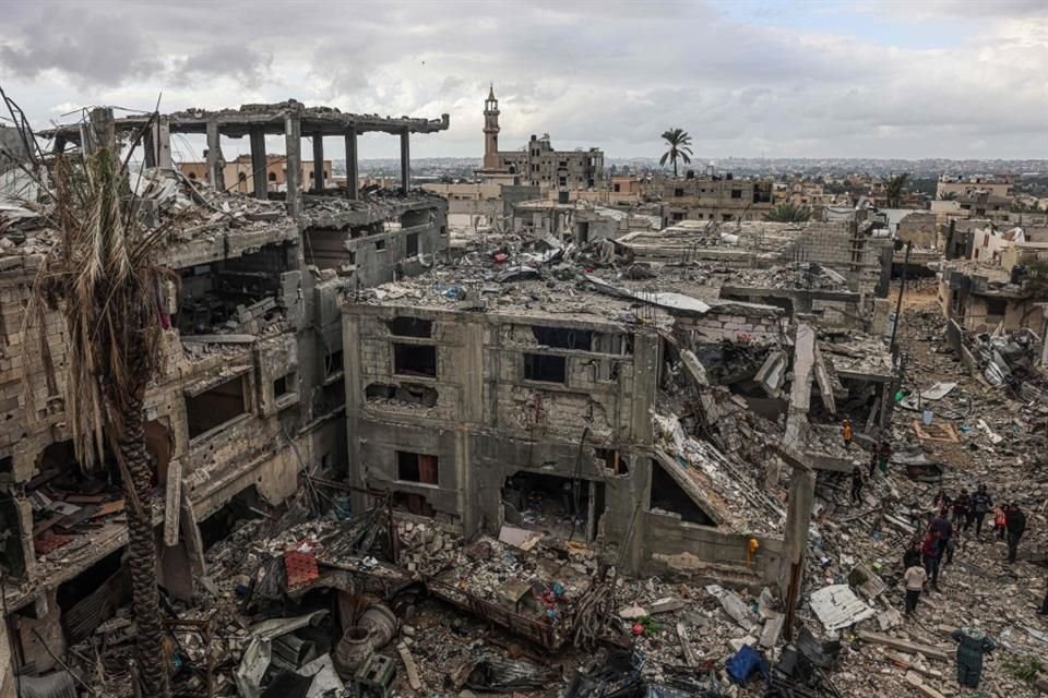 Palestinos inspeccionan la destrucción causada por ataques israelíes en la Franja de Gaza.
