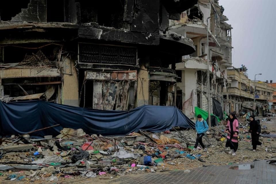 Escombros de edificios golpeados por ataques aéreos israelíes en la Franja de Gaza.