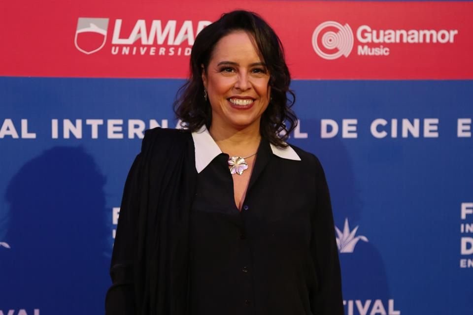 La directora ha ganado terreno en el mundo del cine y la televisión gracias a trabajos notables como 'La Misma Luna' (2008), 'Educando a Mamá' (2012), y 'Los 33' (2016).