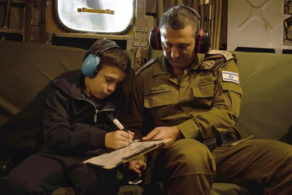 Gal Goldstein Almog, de 11 años, regresa a Israel en un helicóptero de las Fuerzas de Defensa israelíes tras ser liberado.