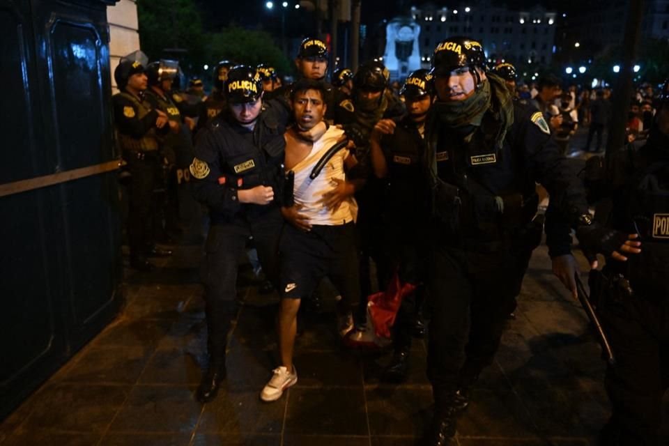 Policías arrestan a un manifestante durante una protesta contra el Gobierno de la Presidenta Dina Boluarte, en Perú, el 12 de enero del 2023.