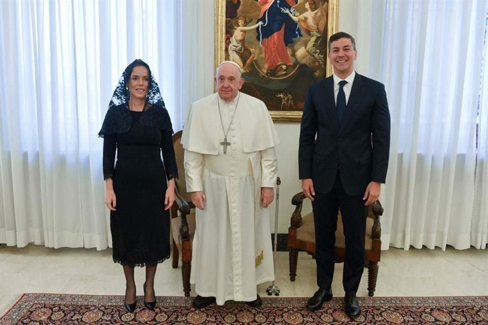 El Papa Francisco recibió al Presidente de Paraguay en el Vaticano, el 27 de noviembre.