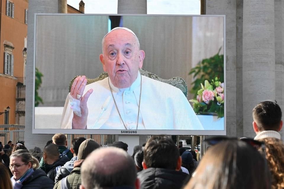 Fieles se reunieron para la bendición del Angelus del Papa Francisco, a la cual no asistió por una inflamación pulmonar.