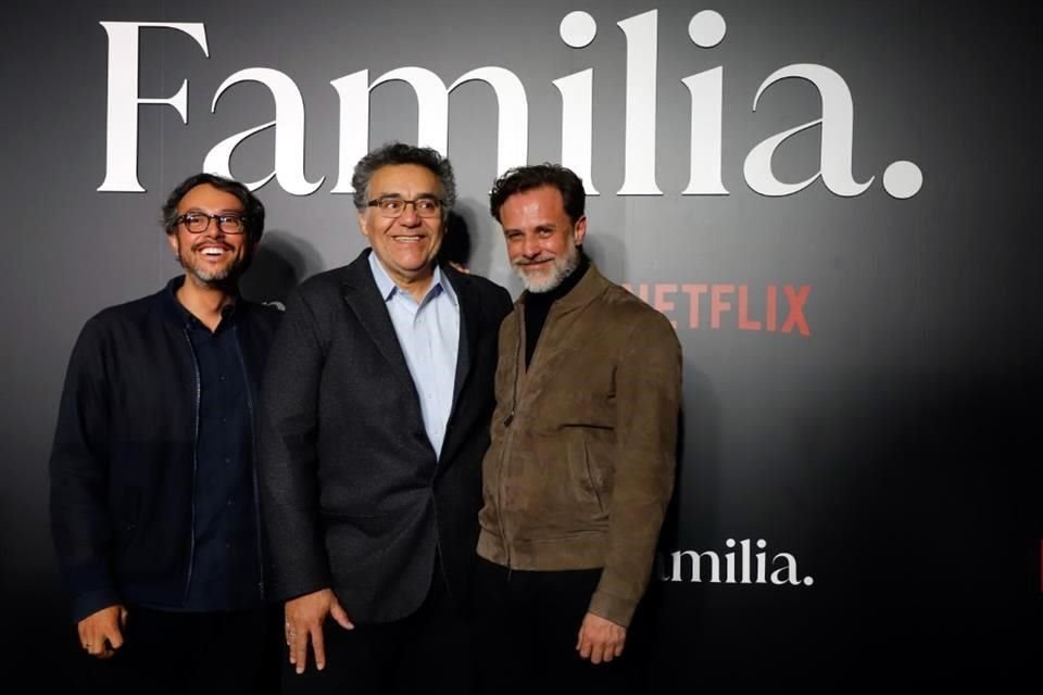 Gerardo Gática, Rodrigo García y Pablo Zimbrón en la alfombra roja de 'Familia'.
