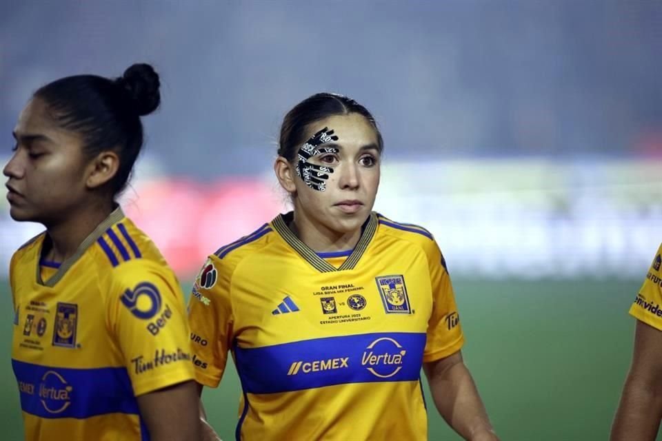 La lateral Anika Rodríguez salió con esta protección en el rostro.