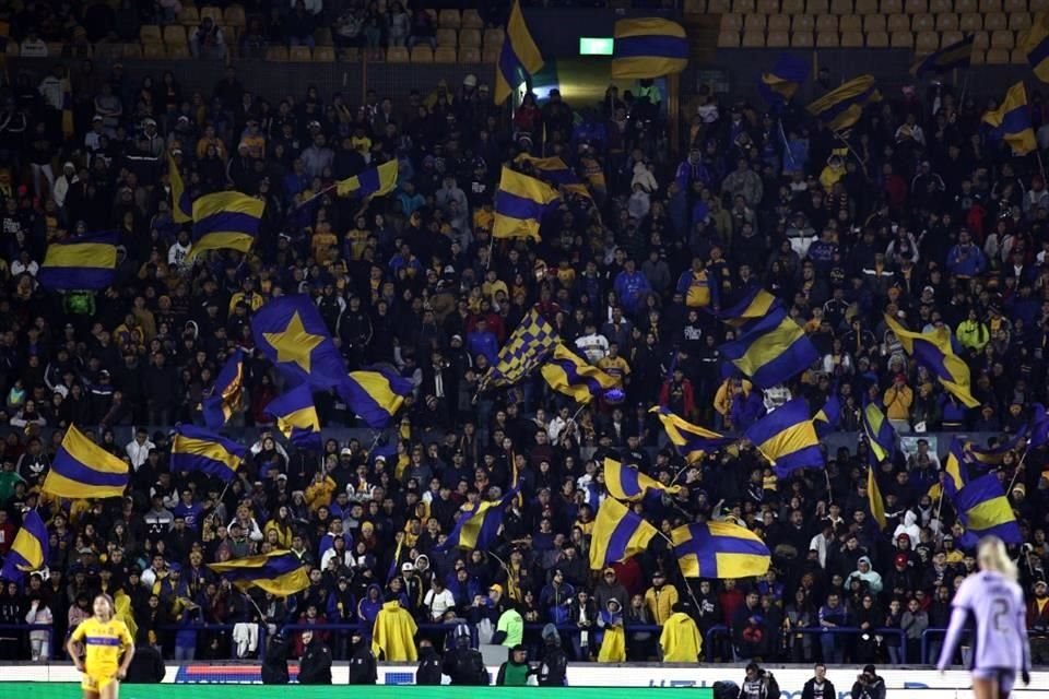 Parte de los seguidores de Tigres Femenil que se hicieron presentes en el partido.