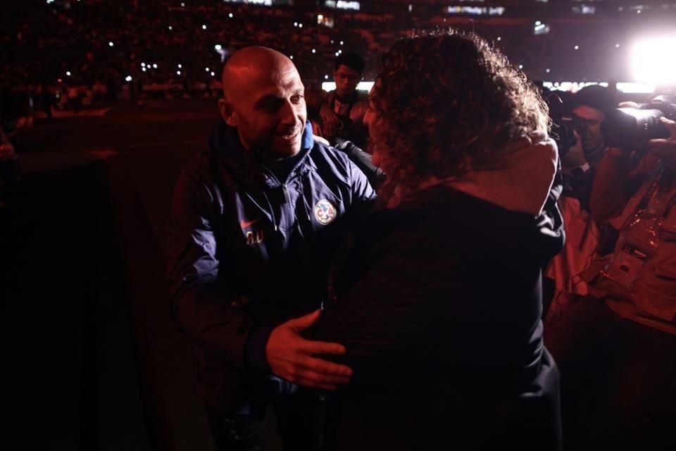 El saludo previo entre los entrenadores españoles, Ángel Villacampa, del América, y Milagros Martínez, de Tigres Femenil.