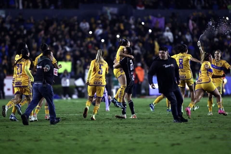 Los instantes después del silbatazo final que concretó la coronación de Tigres Femenil.