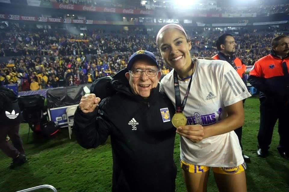 Cristina Ferral junto a 'Guerrerito', la voz oficial del Estadio Universitario.