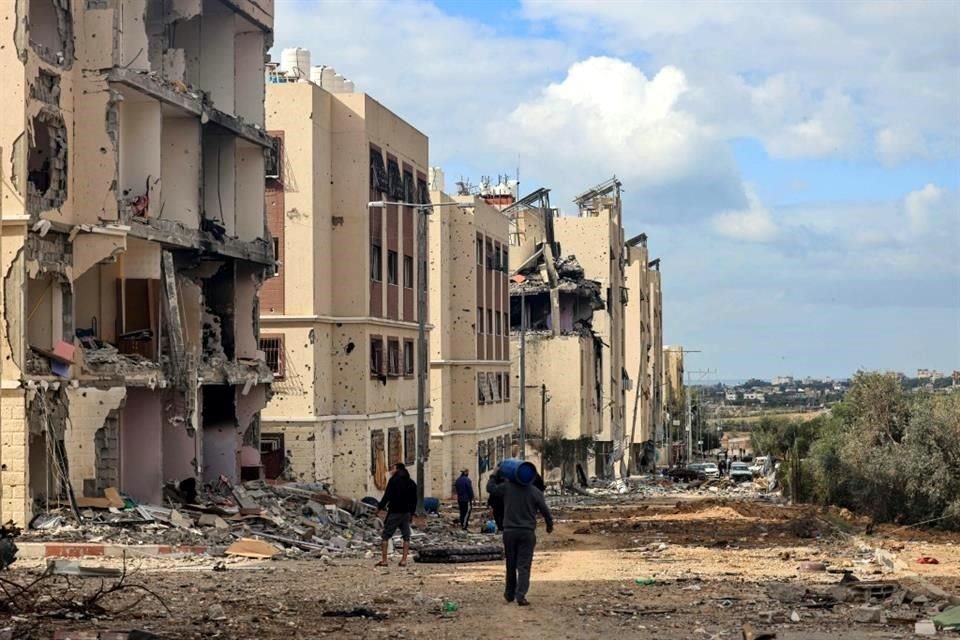 Los palestinos inspeccionan la destrucción causada por los ataques israelíes en Gaza, en medio de una tregua en las batallas entre Israel y Hamas.