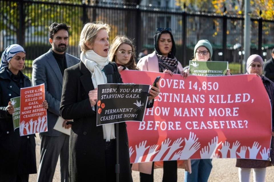 Cynthia Nixon, junto con legisladores y activistas estatales, lanza una huelga de hambre pidiendo un alto el fuego permanente en Gaza, frente a la Casa Blanca.