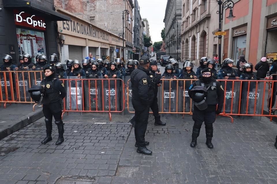 Se tenía previsto que llegaran al edificio del Congreso capitalino, sin embargo, fue bloqueado con alrededor de 60 policías sobre Donceles para impedir su paso.