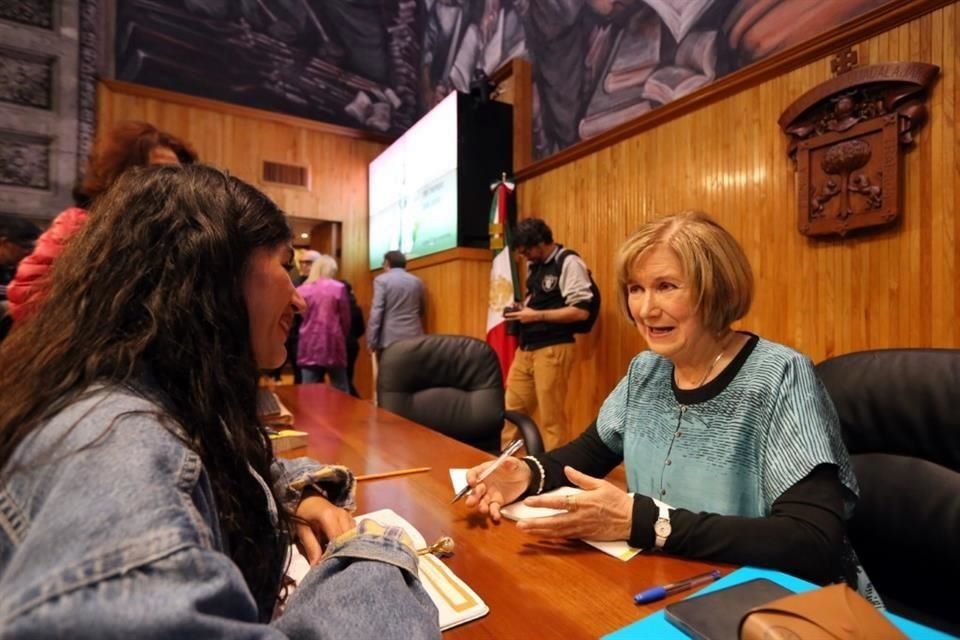 Al término de su conferencia 'La literatura como crónica del tiempo que pasa' la escritora firmó libros e intercambió impresiones con los asistentes.