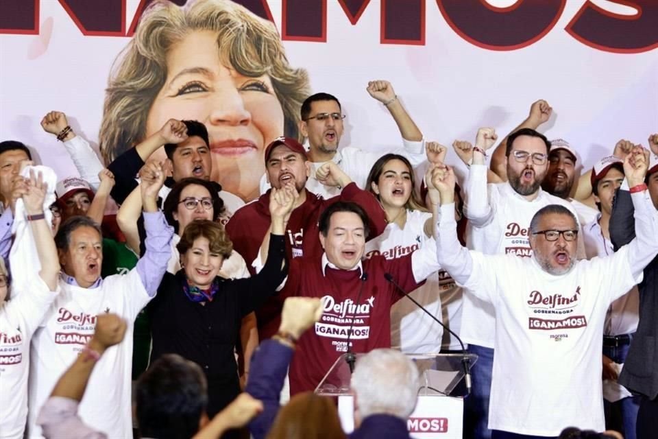 Higinio Martínez acompañó a Delfina Gómez (a la izquierda) el día en que fue electa como Gobernadora del Edomex.