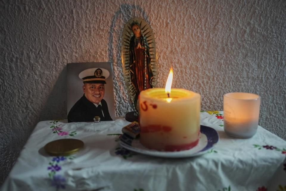 Una foto de Arturo Zacarías Meza, uno de los tripulantes del buque mercante Galaxy Leader, adorna un altar en Misantla, México, el 21 de noviembre de 2023.