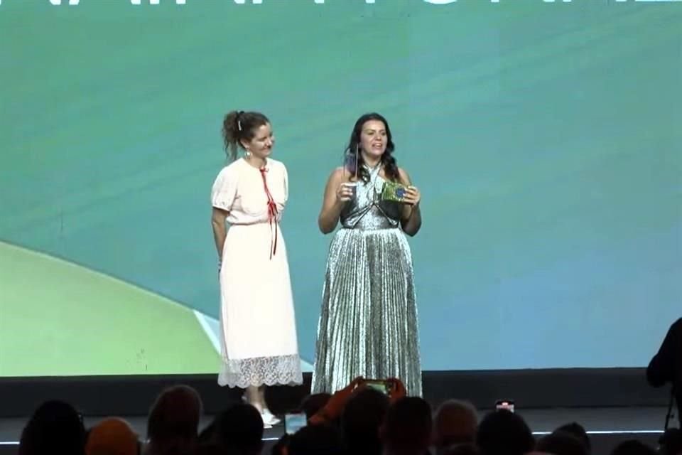 Entrañable resultó la entrega del premio a la Mejor Chef Femenina 2023, entregado por la mexicana Elena Reygadas a la brasileña Janaína Torres Rueda.