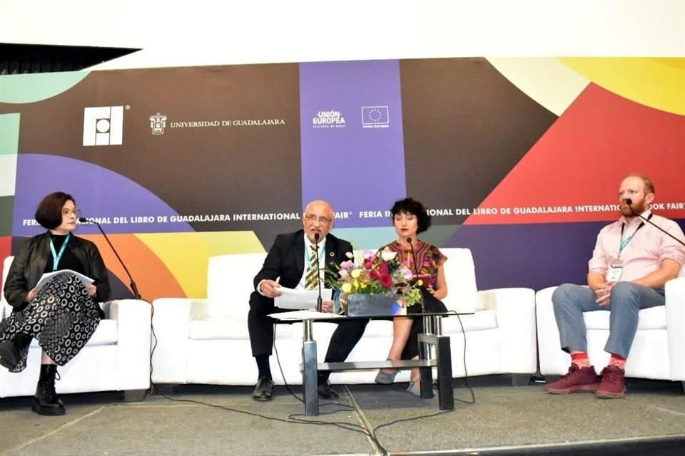 El presidente de la Caniem, Hugo Setzer (al centro), presentó los indicadores de la industria en 2022, en el marco de la FIL de Guadalajara.