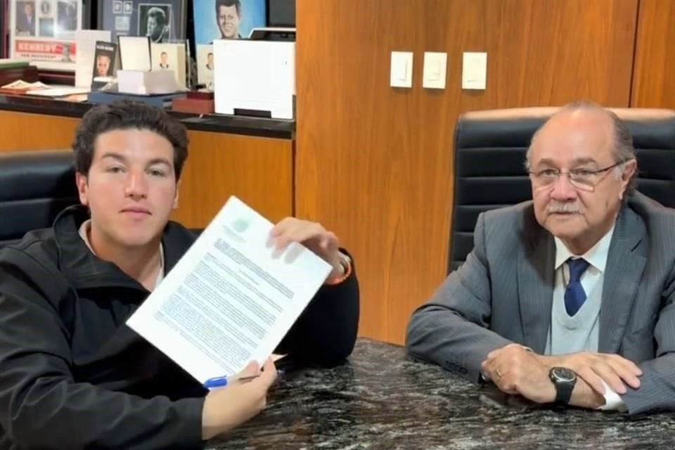 El Gobernador con licencia Samuel García y el secretario general, Javier Navarro.