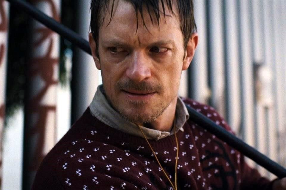 Joel Kinnaman encarna a Brian Godluck, un padre sufriente por la muerte, por una bala perdida disparada por el líder criminal Playa (Torres), de su pequeño hijo.