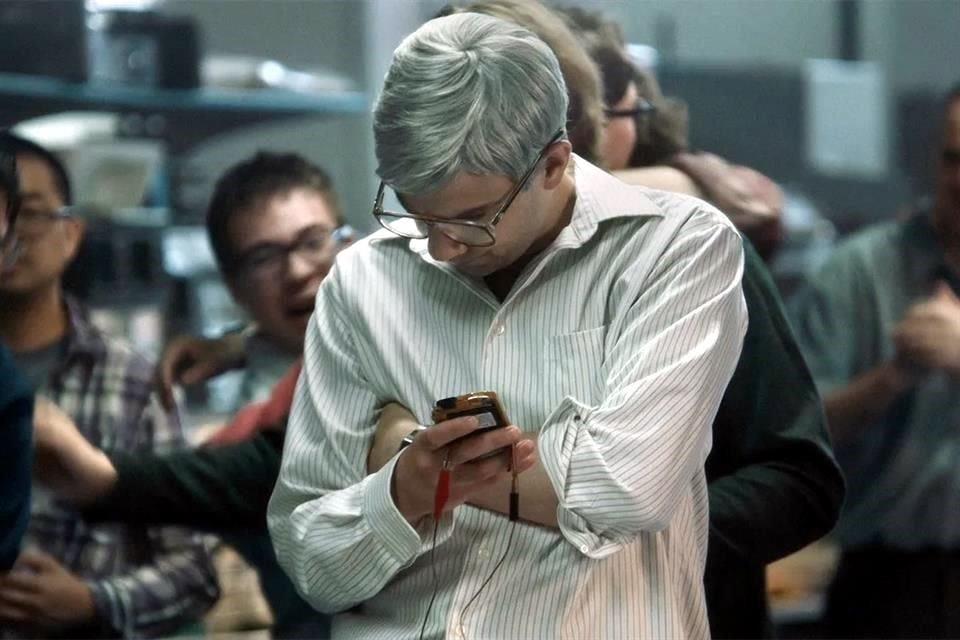 En la película vemos cómo, tras una década en las alturas, BlackBerry fue asfixiado por la llegada de un producto llamado iPhone, anunciado en 2007 por Steve Jobs.