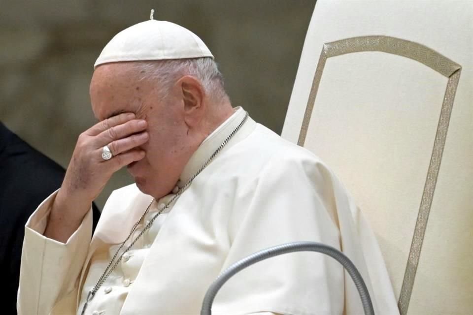 El Papa Francisco hace gestos durante la audiencia general semanal en el Aula Pablo VI del Vaticano el 29 de noviembre de 2023.