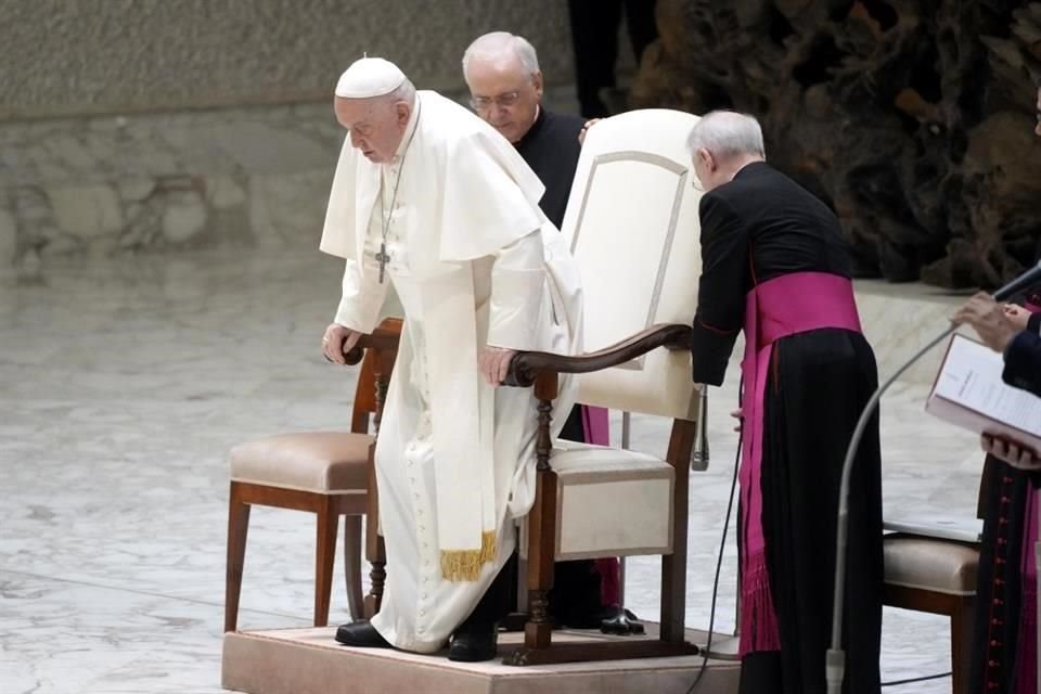 Francisco fue recibido en la abarrotada sala con aplausos y cánticos de 'Viva el Papa'.