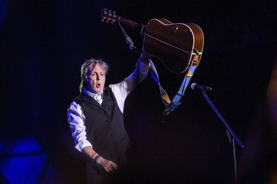 McCartney anunció el martes por la mañana que tocaría ese mismo día en el Clube do Choro.