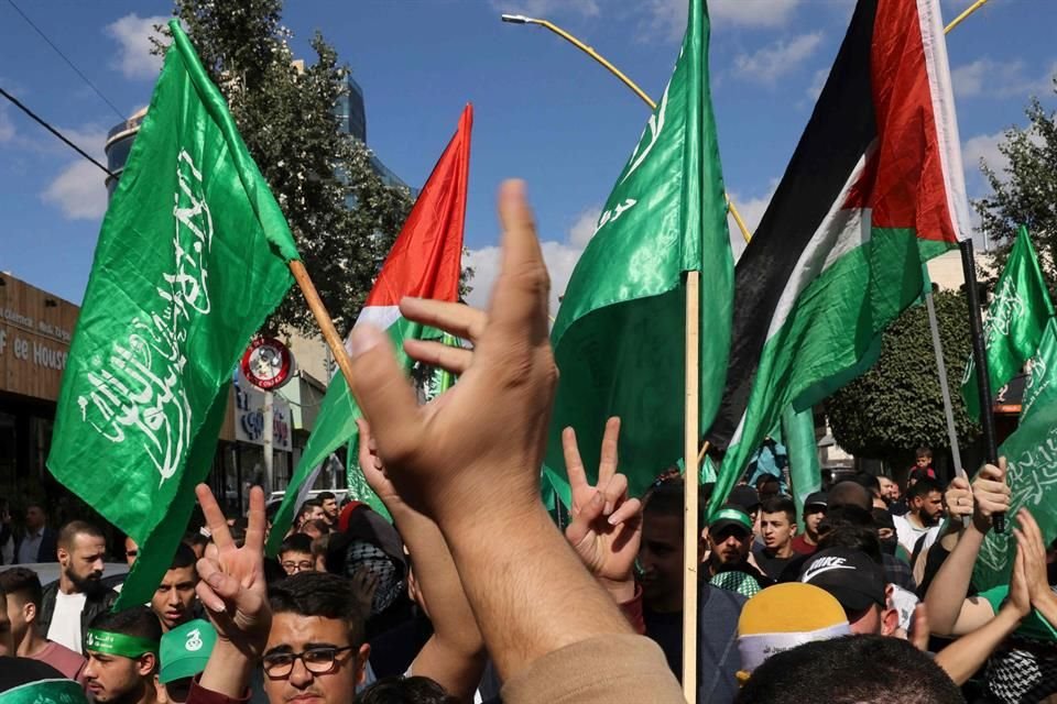 Seguidores del grupo palestino Hamas sostienen banderas durante una protesta en Cisjordania, el 17 de noviembre.