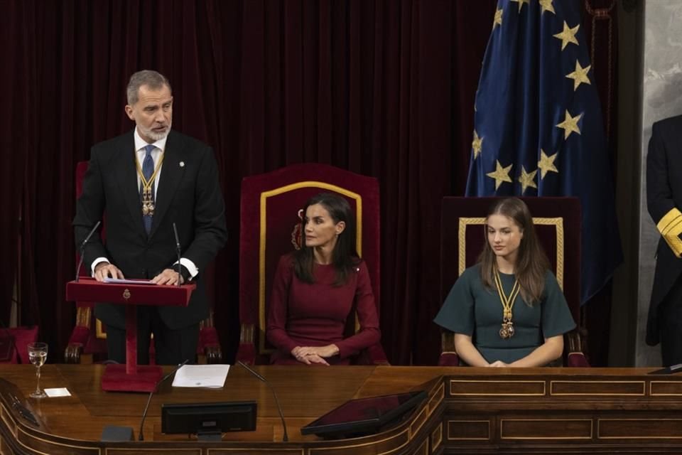 La Princesa Leonor sorprendió con un look más adulto y estiloso, durante una ceremonia presidida por los Reyes Felipe y Letizia.