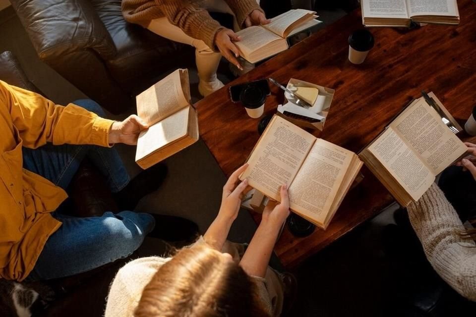 Además de cursos, talleres, diplomados y clases magistrales, la Escuela de Creación Literaria contempla crear círculos de lectura.