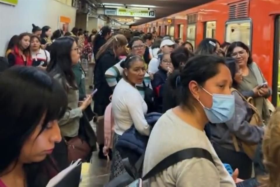 Usuarios fueron retirados del tren en Niños Héroes por personal de la Policía Bancaria que se encontraba en la zona de andenes.