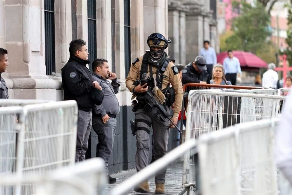 Agentes de la policía de investigación de la FGJEM arribaron al Ayuntamiento de Toluca para realizar un cateo, ante la búsqueda del Alcalde Raymundo Martínez que continúa prófugo de la justicia.