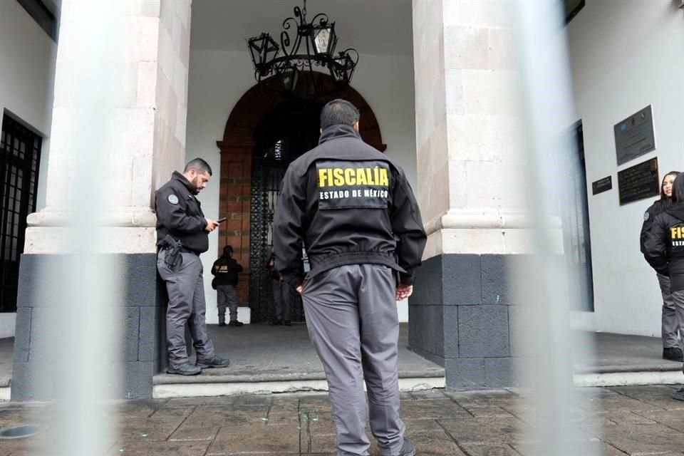 Agentes de la policía de investigación de la FGJEM arribaron al Ayuntamiento de Toluca para realizar un cateo, ante la búsqueda del Alcalde Raymundo Martínez que continúa prófugo de la justicia.