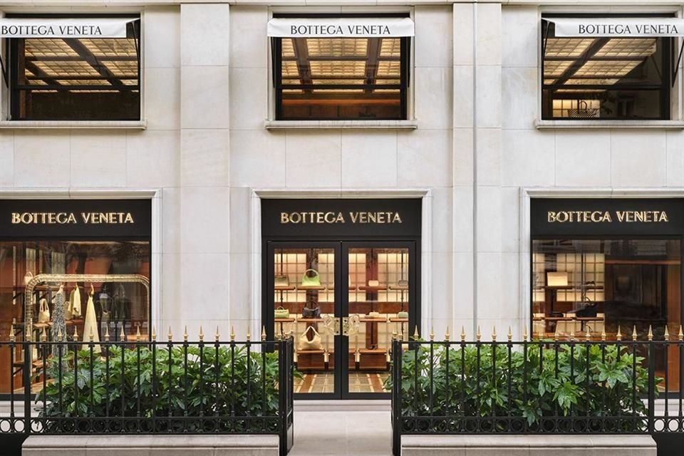 Foto de la tienda de Bottega Veneta en París / La firma de moda italiana busca implementar un diseño que honre la artesanía clásica de Italia y la región de Véneto.