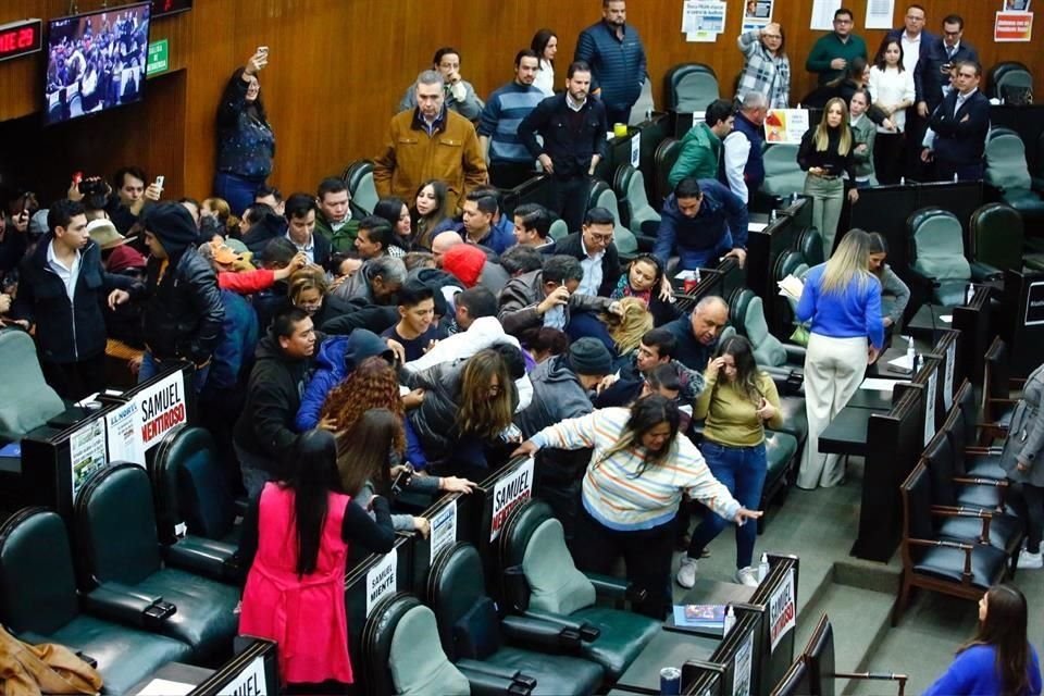 Los asistentes entraron a la zona de curules y se esparcieron por la sala.