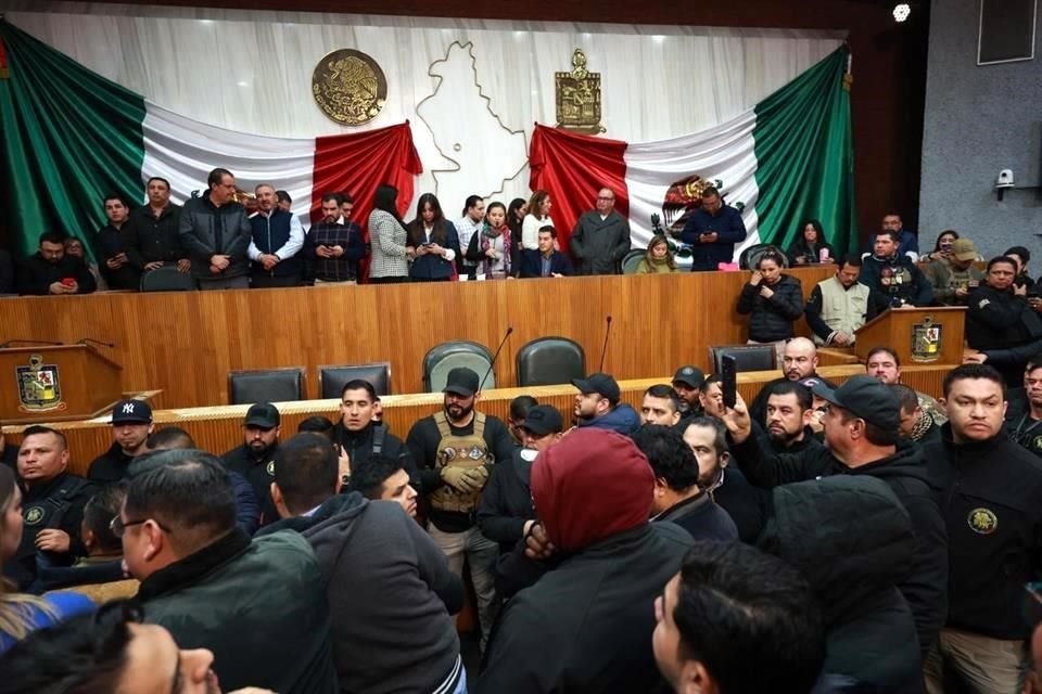 Momentos después cerca de un centenar de agentes entraron al recinto para sacar a los ciudadanos.