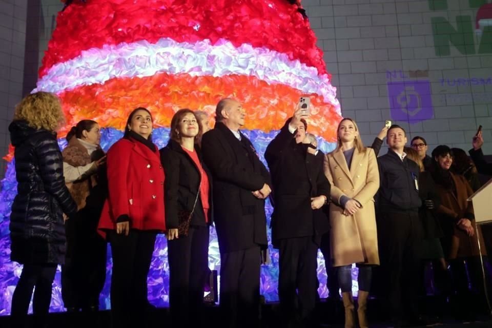 Samuel fue recibido por miembros de su Gabinete, el Alcalde de Monterrey, Luis Donaldo Colosio, y su equipo de fotógrafos.