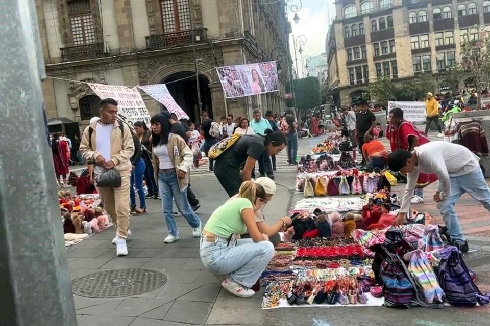 Decenas de comerciantes informales se mantienen en calles que rodean al Zócalo.