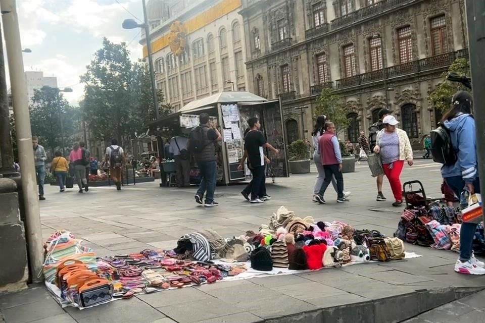 Los comerciantes que tienen copado el Zócalo aseguran que sus líderes son los únicos autorizados para hablar sobre su protesta.