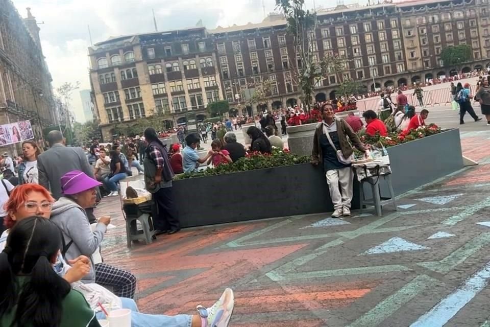 Fuentes gubernamentales capitalinas afirmaron que quienes mantienen la ocupación en el Zócalo y en otros puntos del Centro Histórico son organizados por dirigentes.