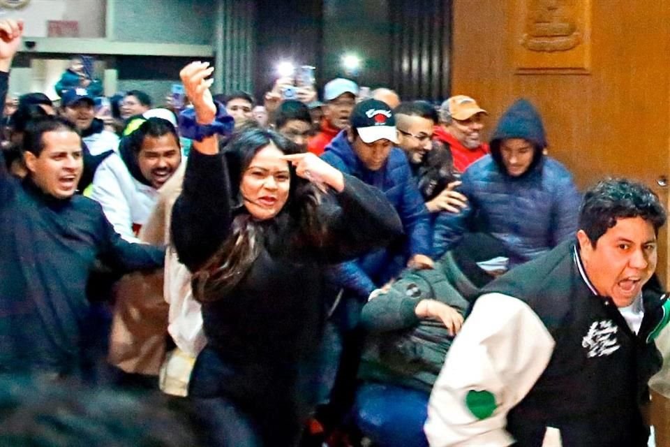 Ayer, manifestantes irrumpieron en el Congreso de NL para evitar que se designara un Gobernador interino.