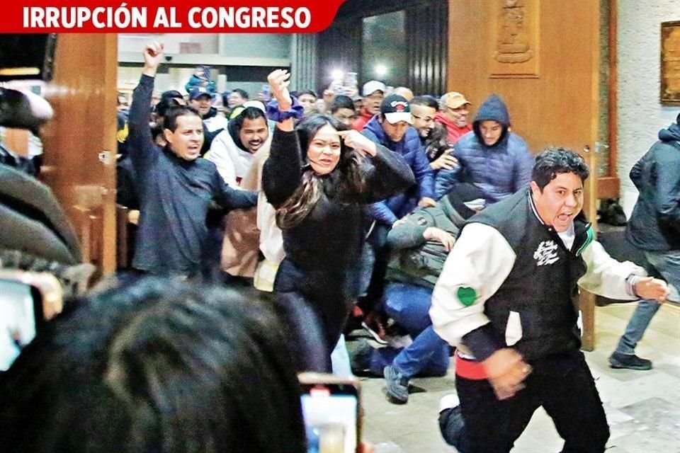 Una turba de emecistas forzó la puerta de entrada del Congreso e intentó frenar la sesión para impedir que designaran al Gobernador Interino.